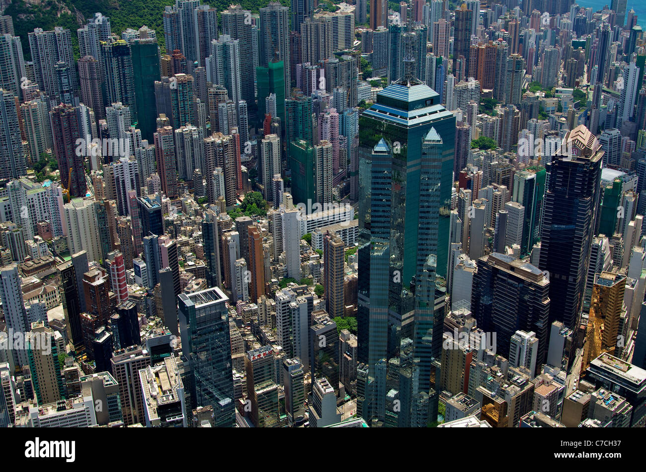 Blick vom Dach des IFC 2, Blick auf das Zentrum und die Gebäude der zentralen, Soho und Sheung Wan. Stockfoto