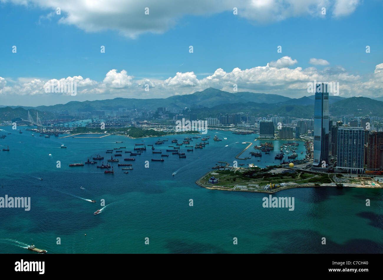 Blick auf West Kowloon und die International Commerce Centre (ICC), einschließlich der Hafenbereich und Stonecutters Bridge. Stockfoto