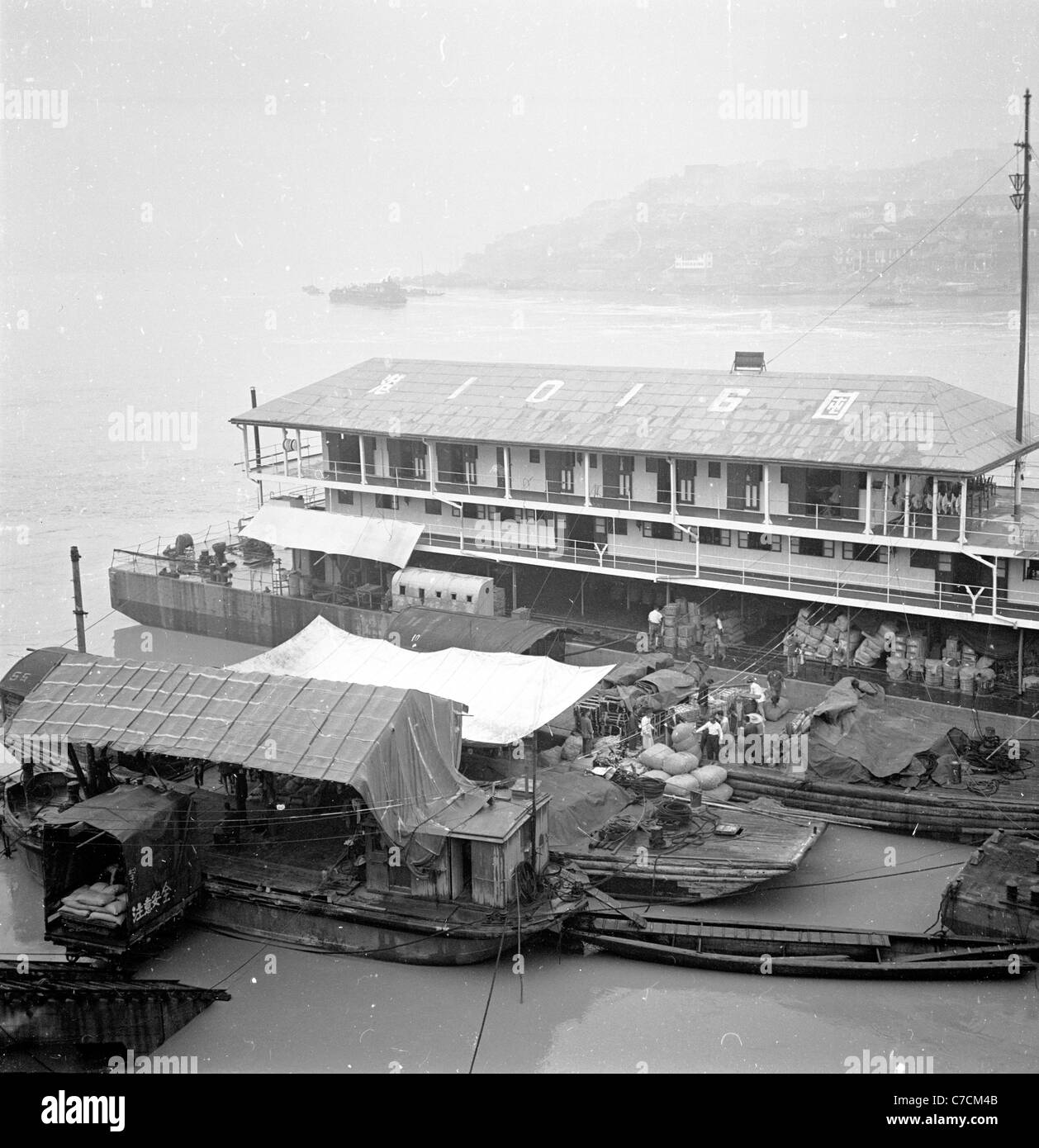 Historische Foto zeigt einen Port in China in den 1950er Jahren. Stockfoto