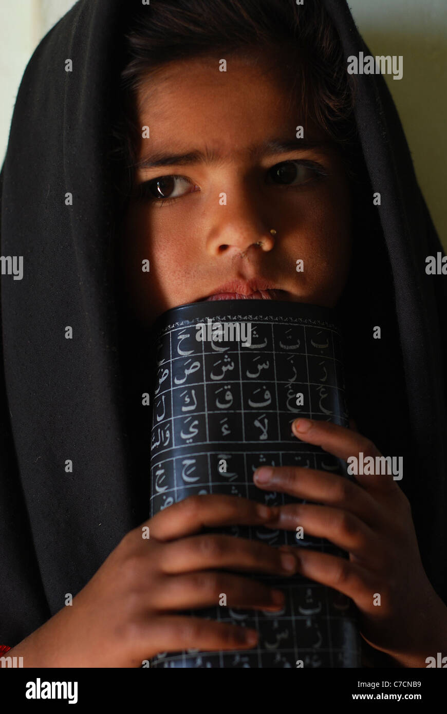 Muslimisches Mädchen in einer Coranic Schule ("Madarsa") (Indien) Stockfoto