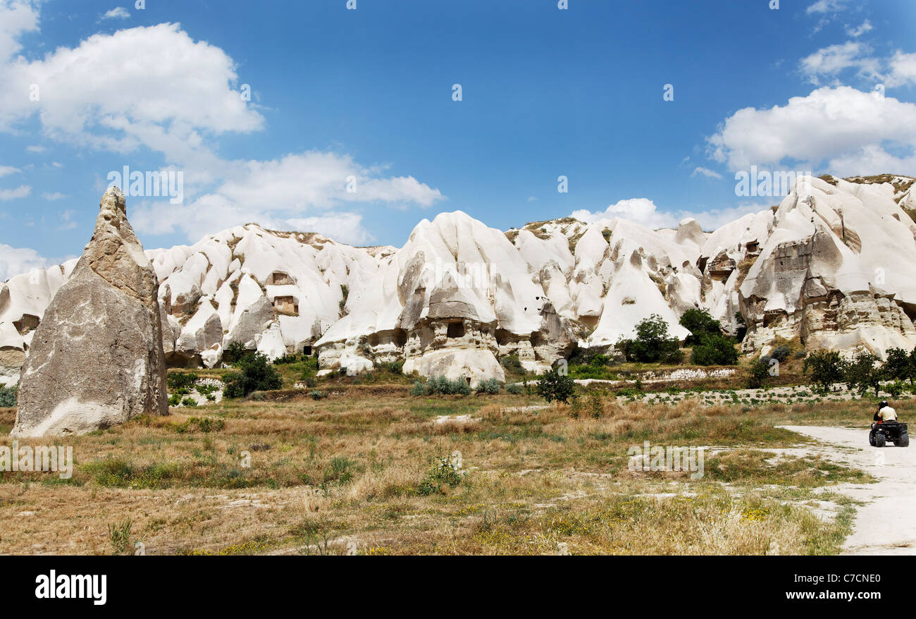 Quad fahren Göreme Kappadokien blauer Himmel Wolkengebilde vulkanischen Sandstein Kalkstein-Felsen, Höhle Häuser, die Fee Schornstein Höhlen Stockfoto