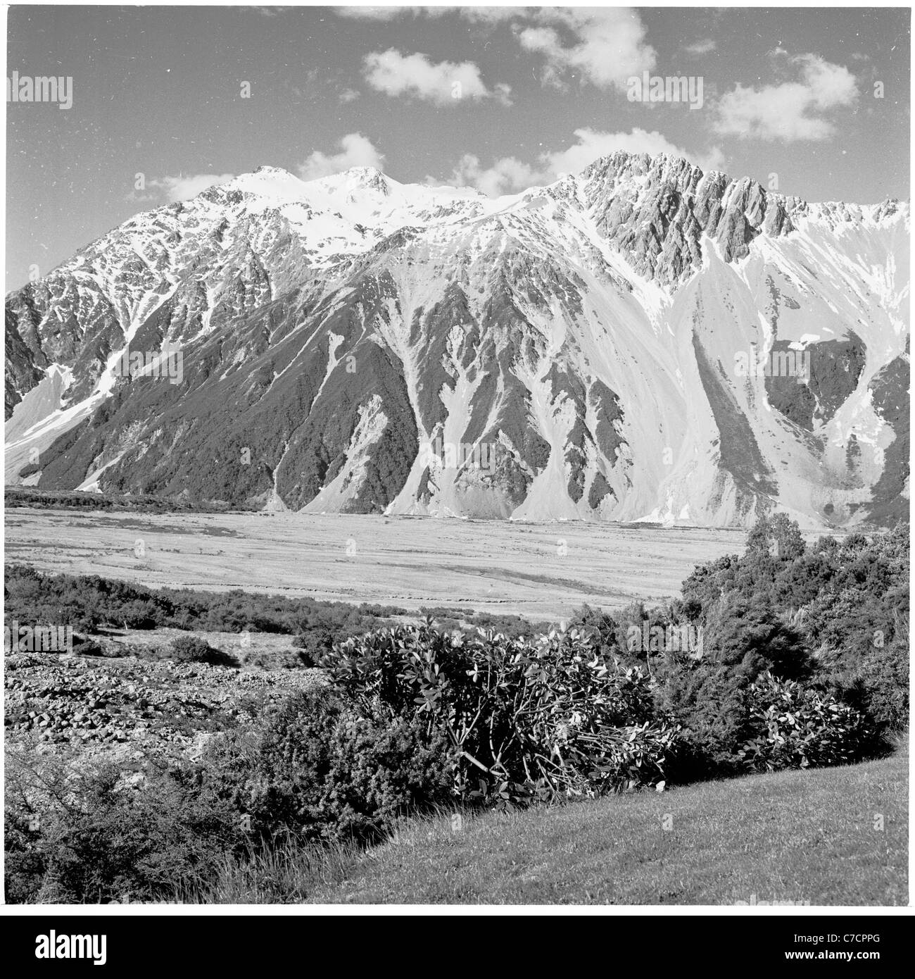Neuseeland. Die Berge des Mount Cook mit Schnee bedeckt, wie in den 1950er Jahren zu sehen. Stockfoto