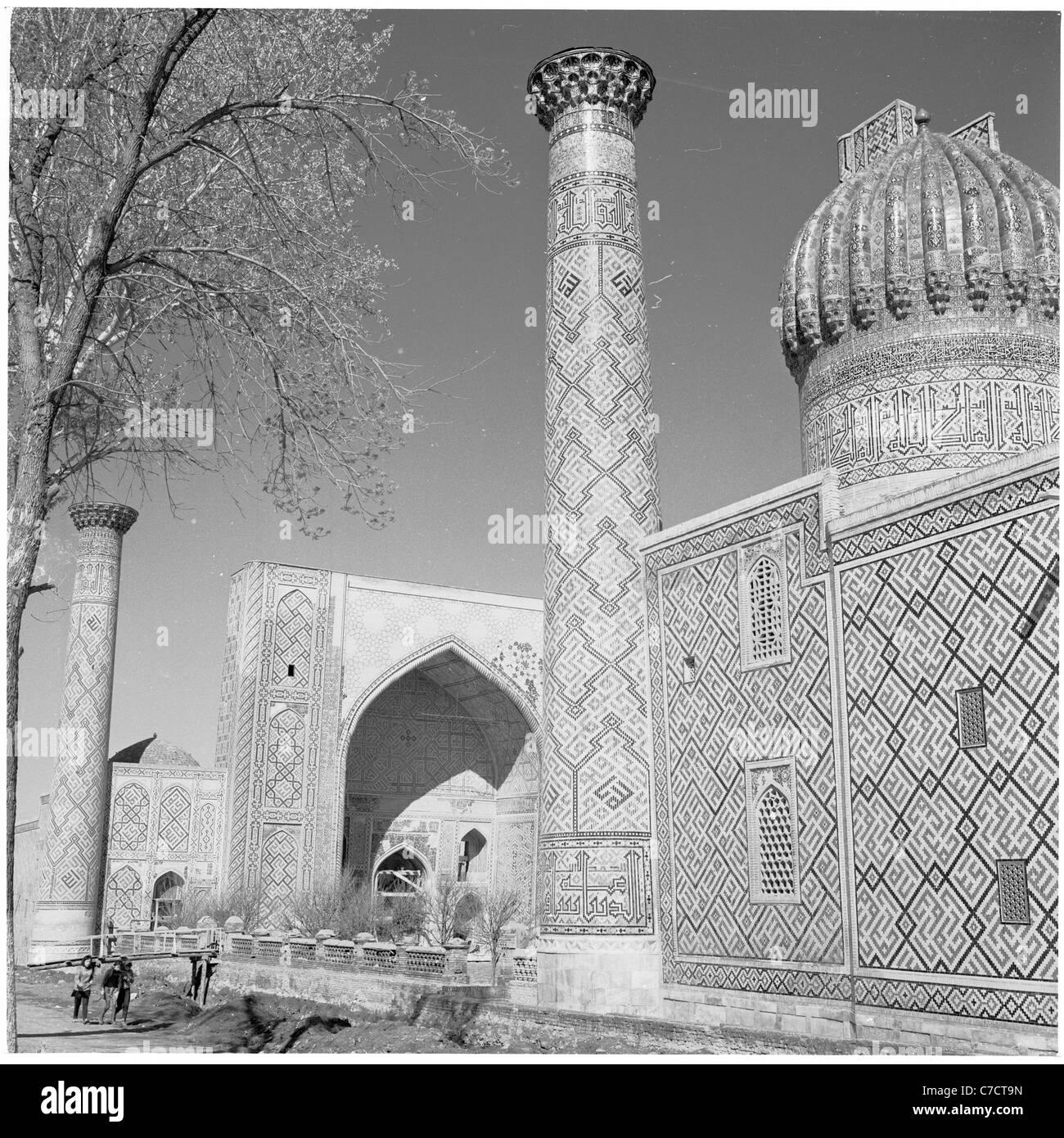 Die Shir-Dar Madrassa, Registan-Platz, Samarkand, Usbekistan wie in den 1950er Jahren zu sehen. Registan besteht aus drei großen Madras. Stockfoto