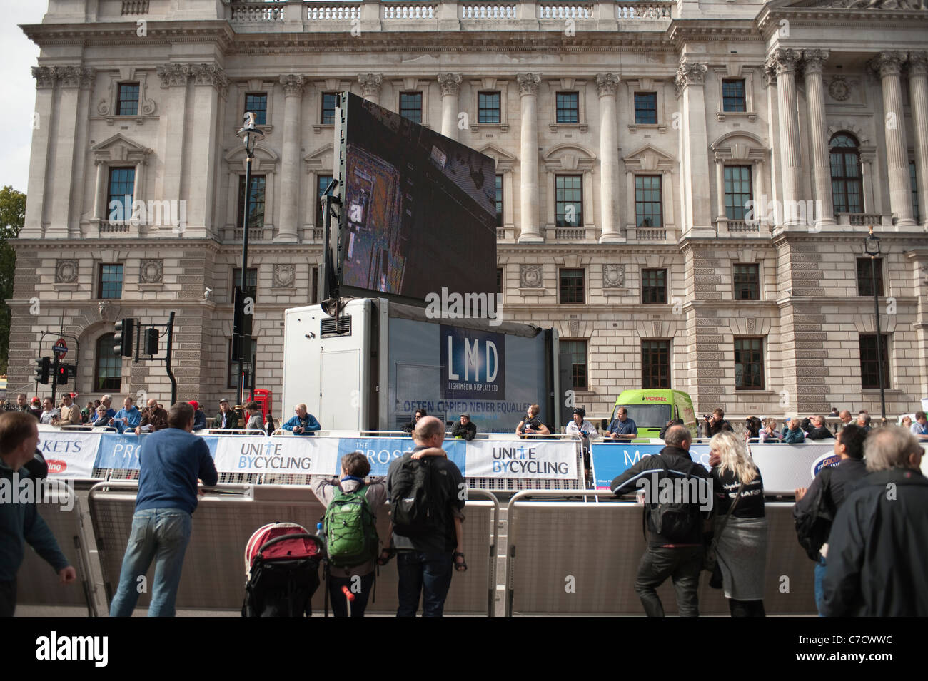 Zuschauer sehen einen großen outdoor-Medien-Bildschirm während der Tour of Britain Zeit Erprobungsphase 8 in Whitehall Stockfoto