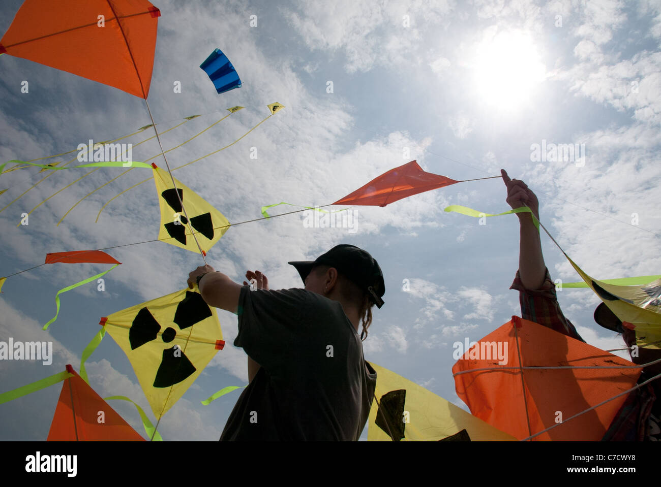 Drachen, die Darstellung der radioaktive Strahlung oder radioaktive Symbol/Zeichen, bekannt als ein Kleeblatt, gegen einen Himmel. Stockfoto