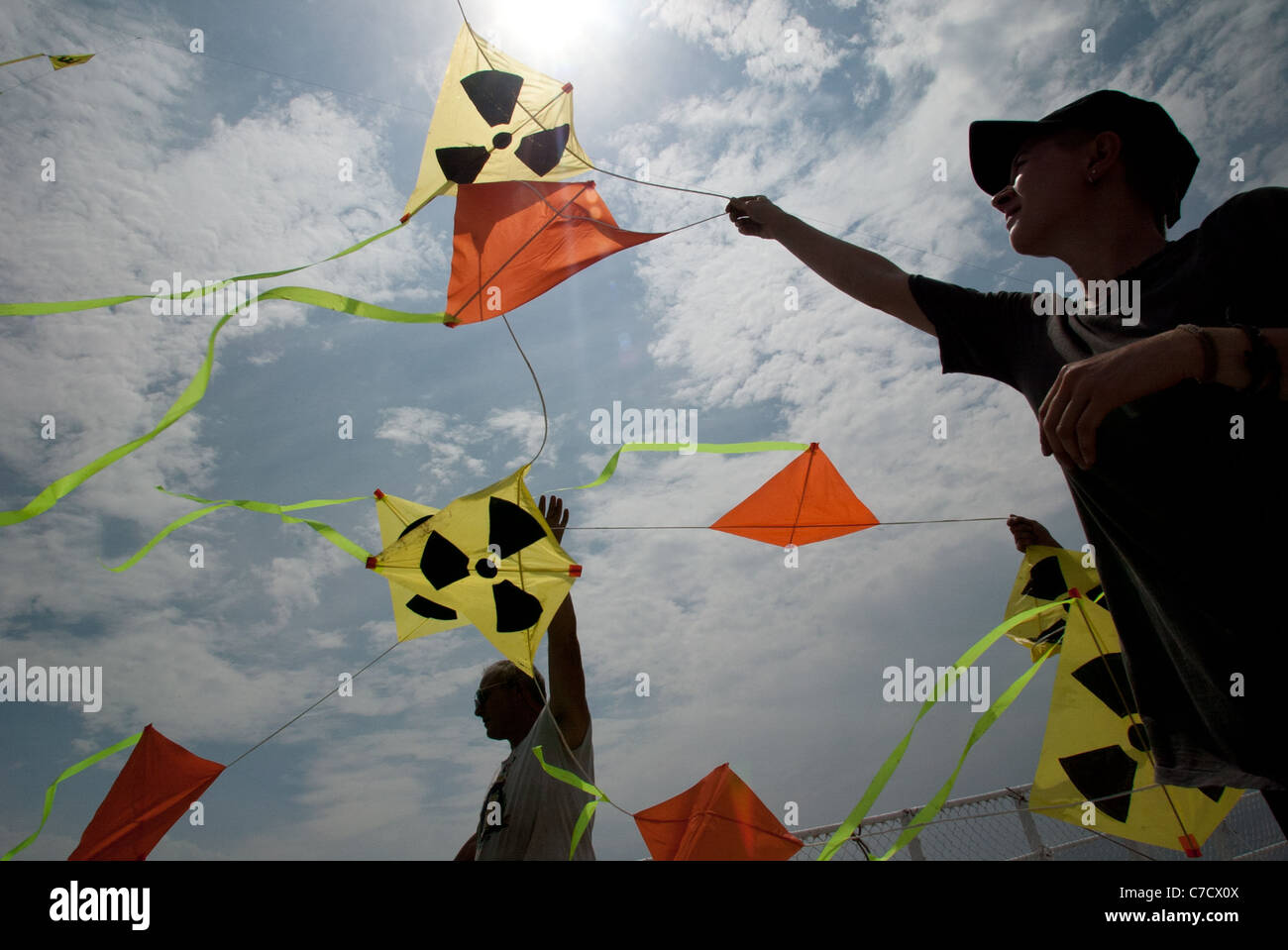 Drachen, die Darstellung der radioaktive Strahlung oder radioaktive Symbol/Zeichen, bekannt als ein Kleeblatt, gegen einen Himmel. Stockfoto