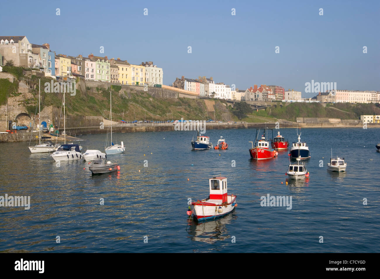 Bunte Häuser rund um den Hafen von Tenby, Pembrokeshire, Wales, Großbritannien Stockfoto