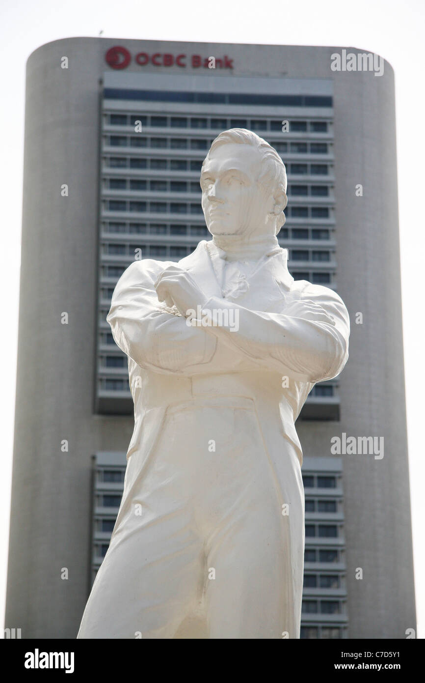 Die Statue von Sir Stamford Raffles, dem Gründer von Singapur im Raffles Hotel in Singapur. Stockfoto