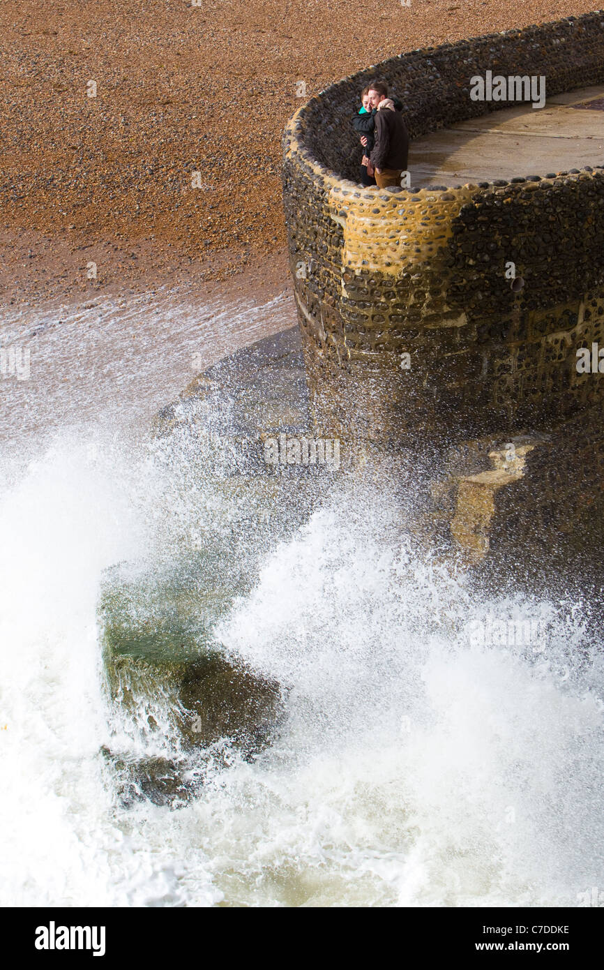 Liebhaber in einem Sturm, ein paar genießt die Macht der eine stürmische See, Brighton, East Sussex, UK, Herbst Stockfoto