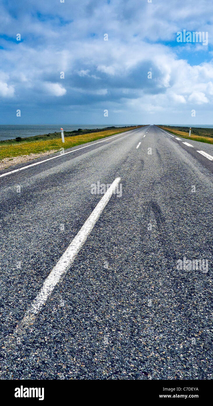 Der lange Damm-Straße bis zur Fähre in Agger, Dänemark Stockfoto