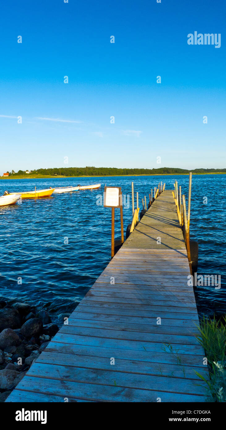 Ein Holzsteg in Randers Fjord, Udbyhøj, Dänemark Stockfoto