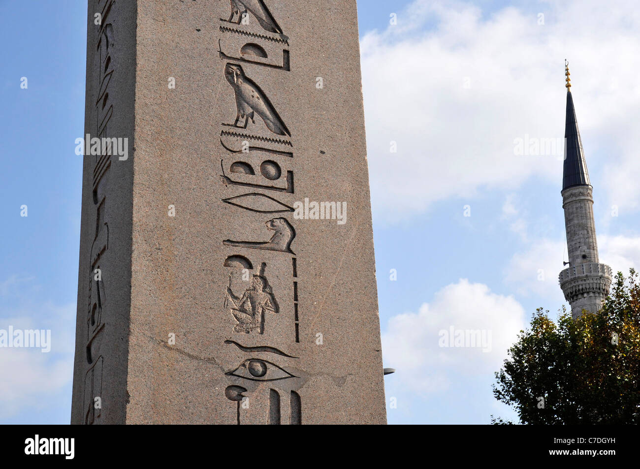 Der ägyptische Obelisk Theodosius und Minarette der blauen Moschee (Sultan Ahmet Camii). Hippodrom. Istanbul. Turkei Stockfoto