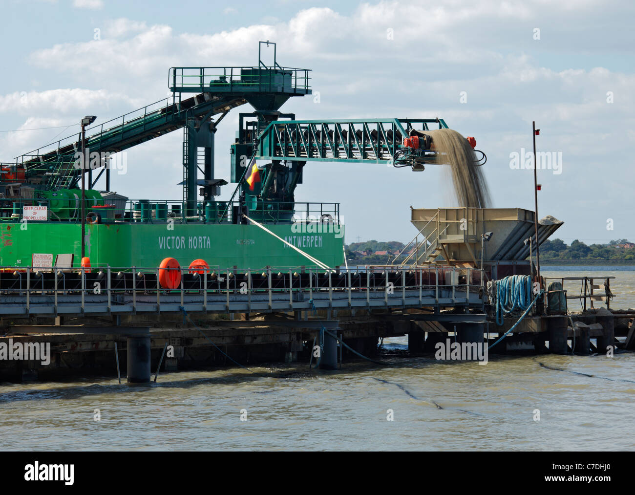 Victor Horta Baggers entladen s Ladung Sand am Brett Zementfabrik, Cliffe. Stockfoto