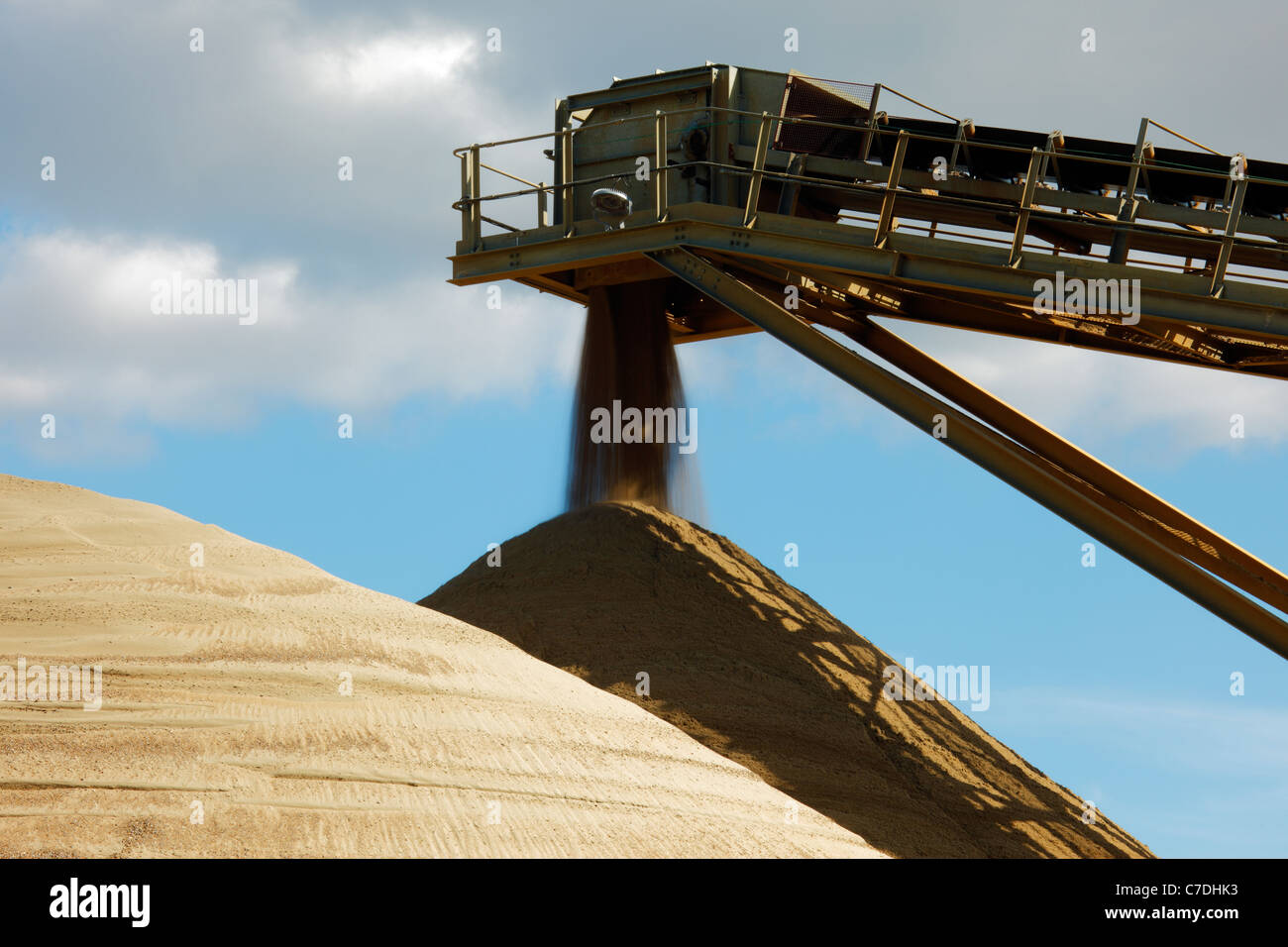 Aggregate, die auf dem Brett Zementfabrik, Cliffe, Kent entladen wird Stockfoto