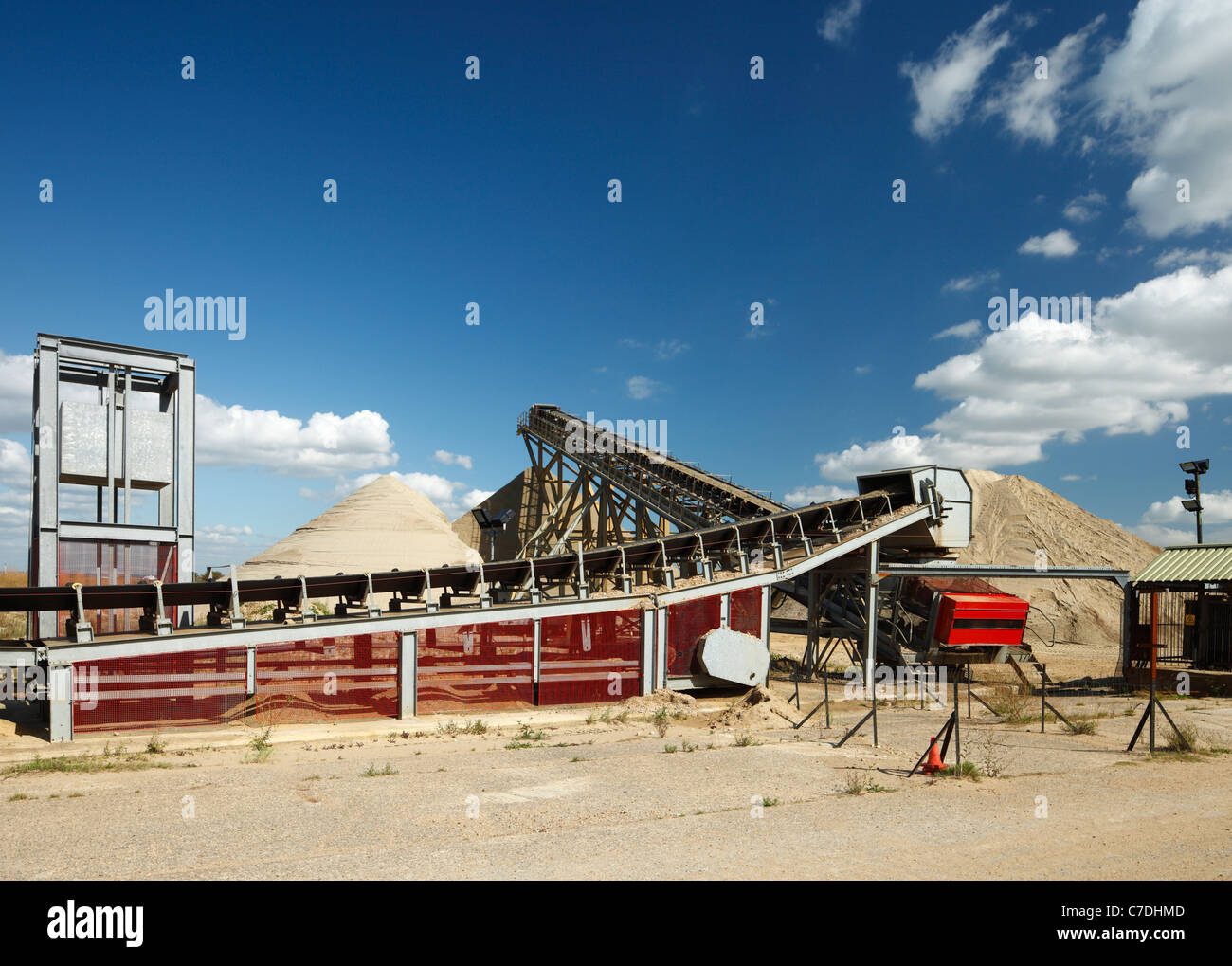 Aggregate, die auf dem Brett Zementfabrik, Cliffe, Kent entladen wird Stockfoto