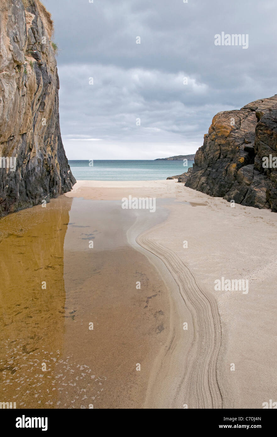 Einen einsamen Strand auf Achmelvich Bay, Nordwesten Schottlands zu erkunden Stockfoto