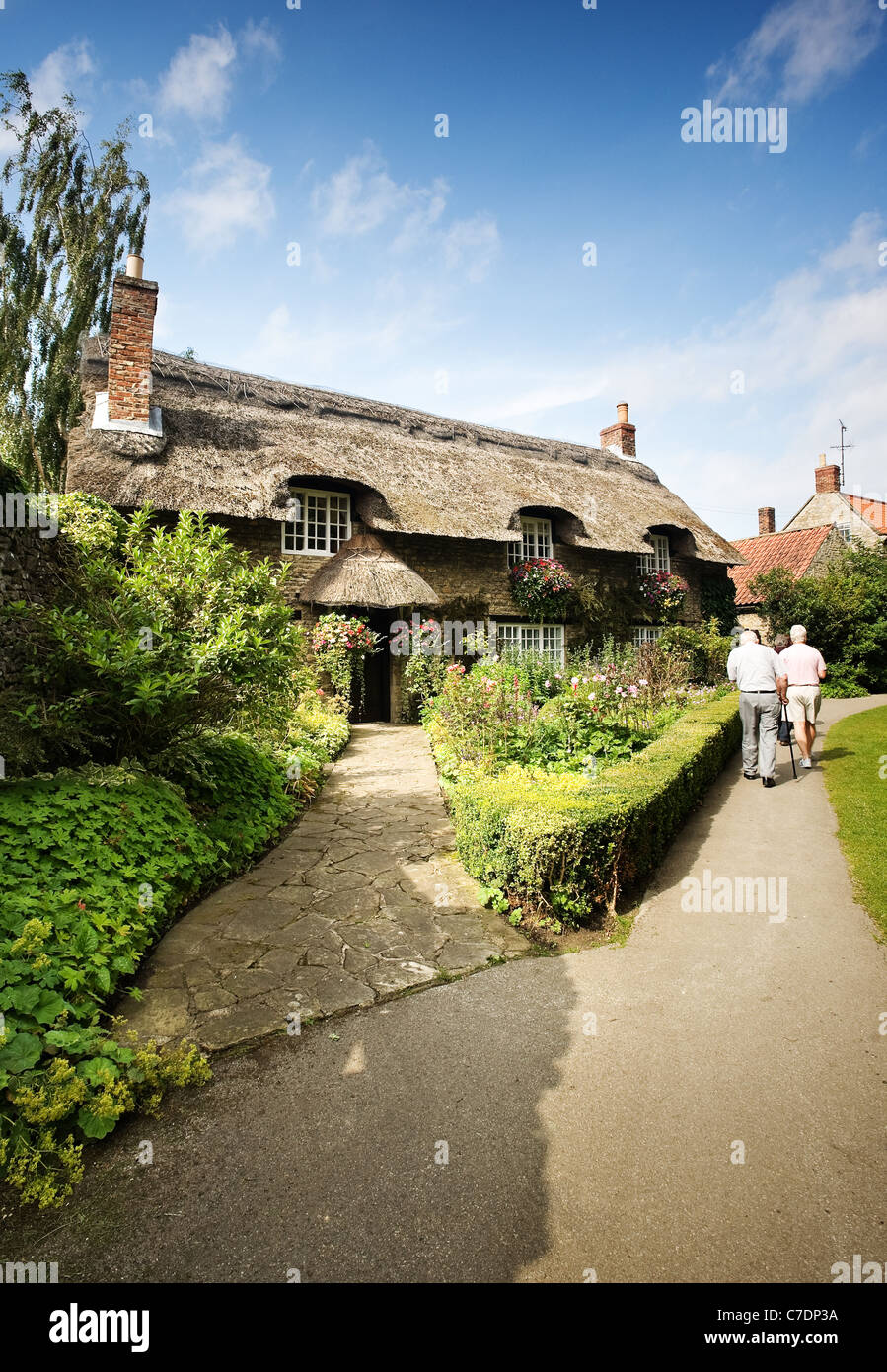 Die berühmten Thatched Cottage Thornton le Dale North Yorkshire Moors Nationalpark Stockfoto Die berühmten Thatched Cottage Thornton le Dale North Yorkshire Moors Nationalpark Stockfoto