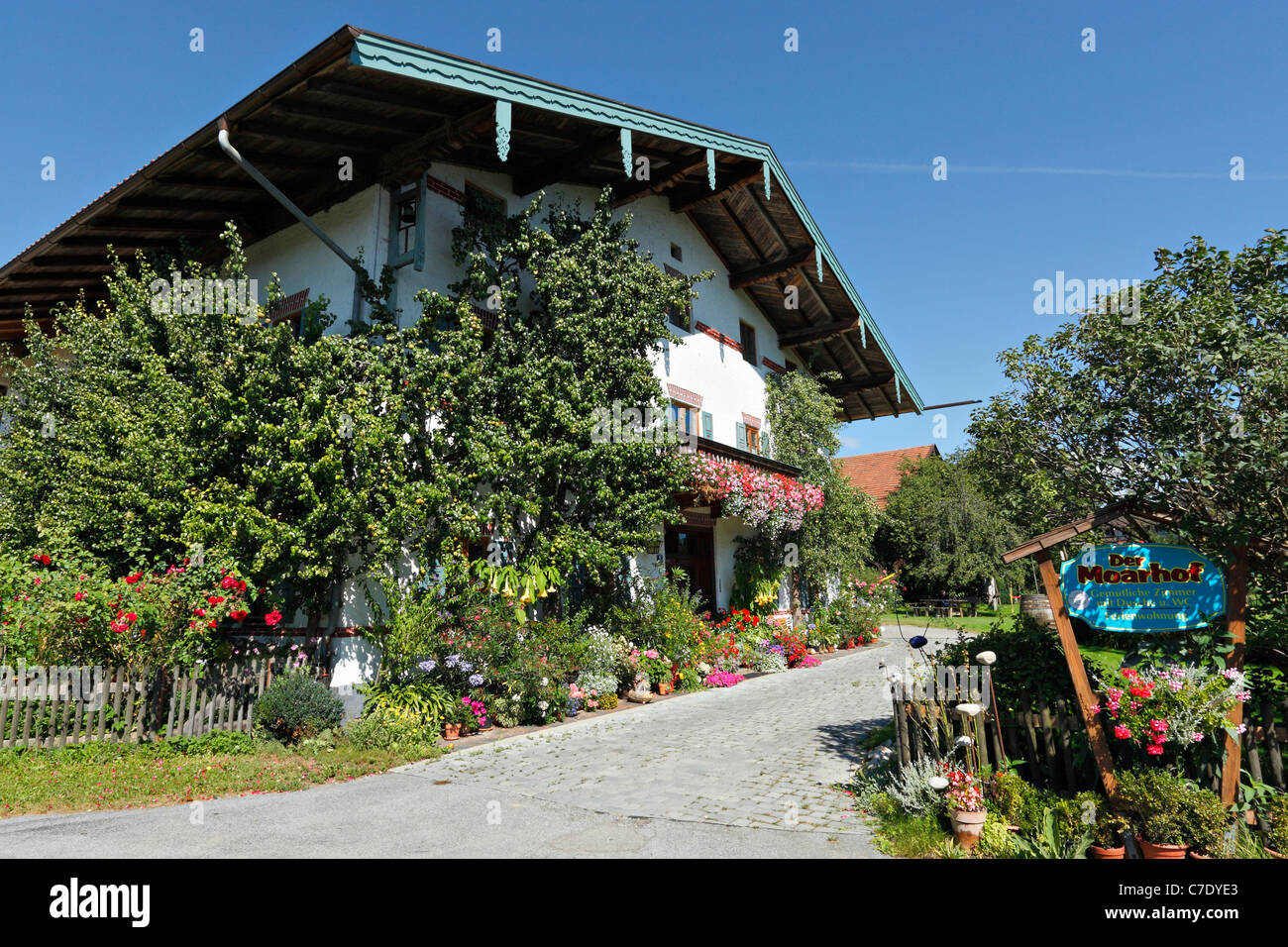 Bayerischen Bauernhaus im Sommer, Upper Bavaria Germany Stockfoto