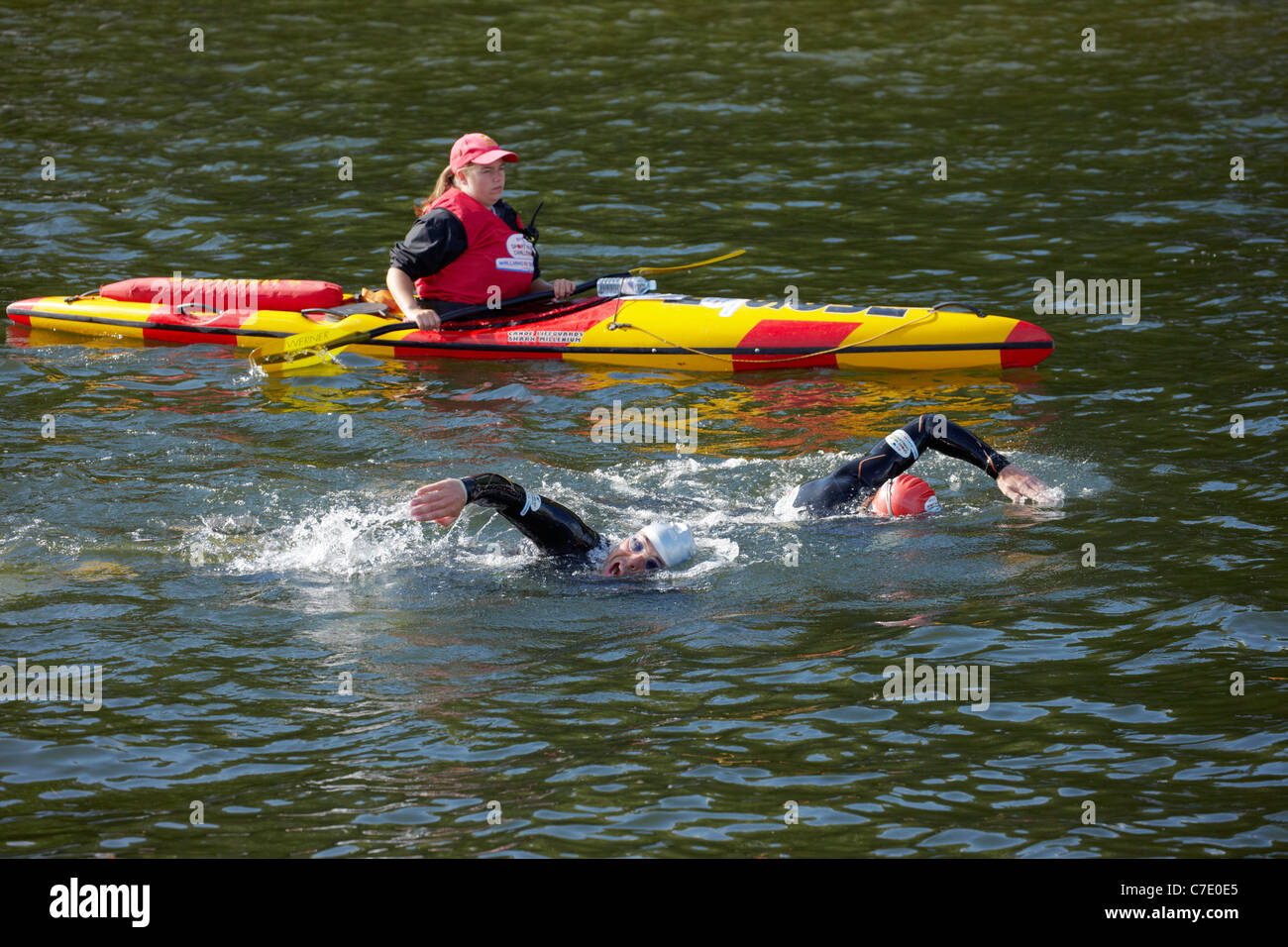 David Walliams Schwimmen der Themse für Sport Relief im Jahr 2011. West Molesey, Surrey, England. Stockfoto