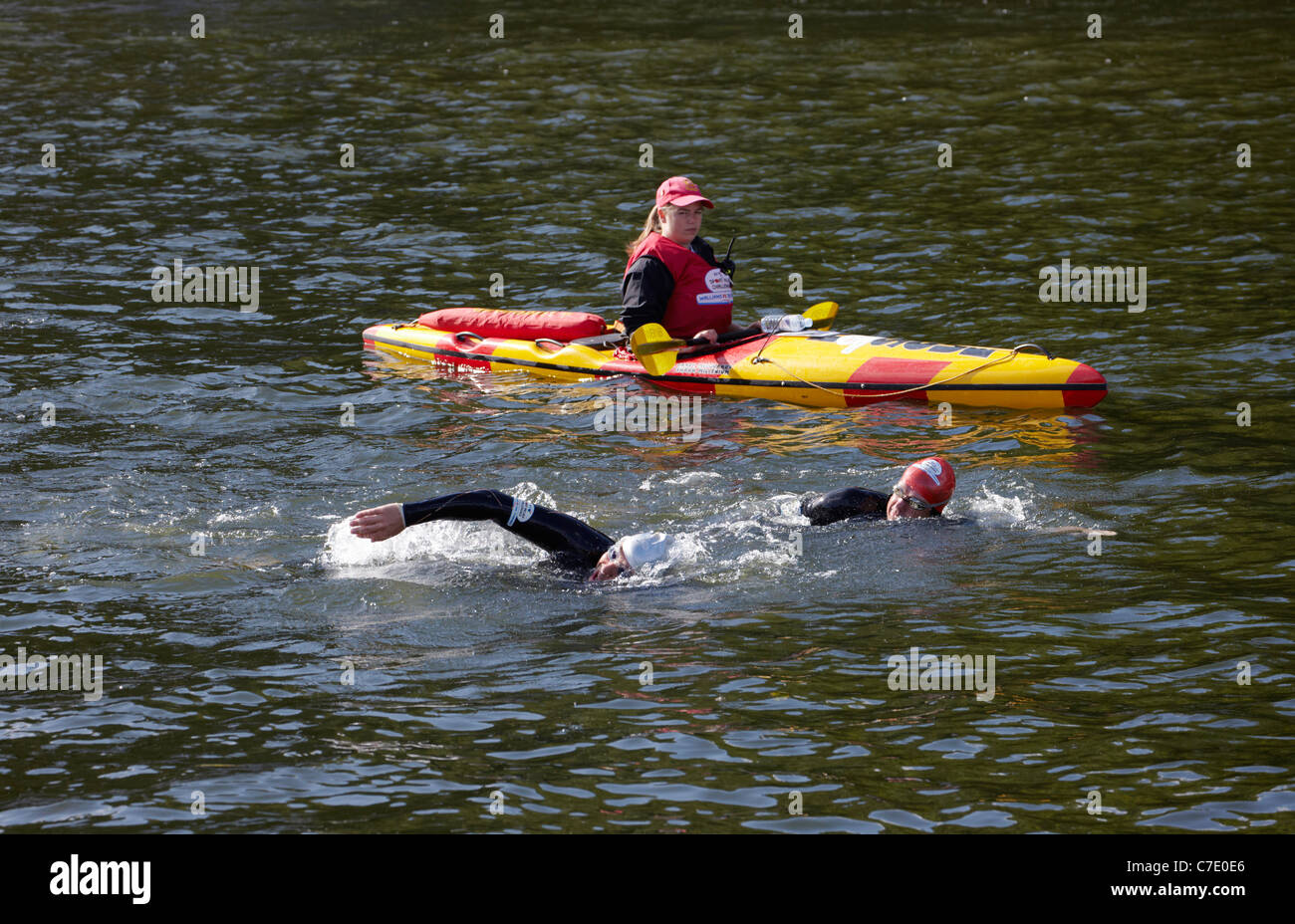 David Walliams Schwimmen der Themse für Sport Relief im Jahr 2011. West Molesey, Surrey, England. Stockfoto