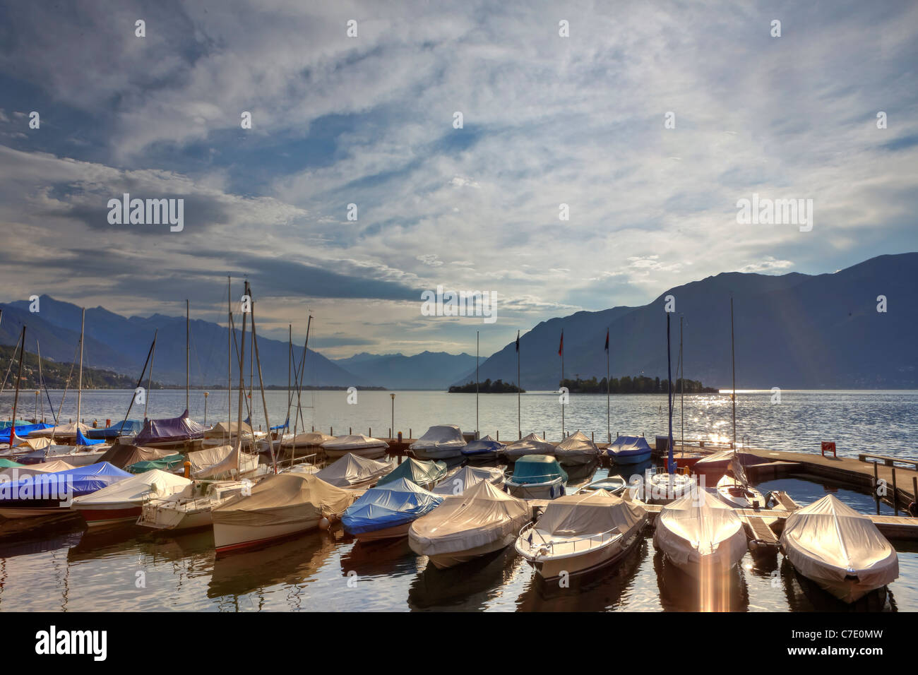 Der Hafen Porto Ronco mit Morgen Sonne w Ith die Brissago-Inseln im Hintergrund Stockfoto