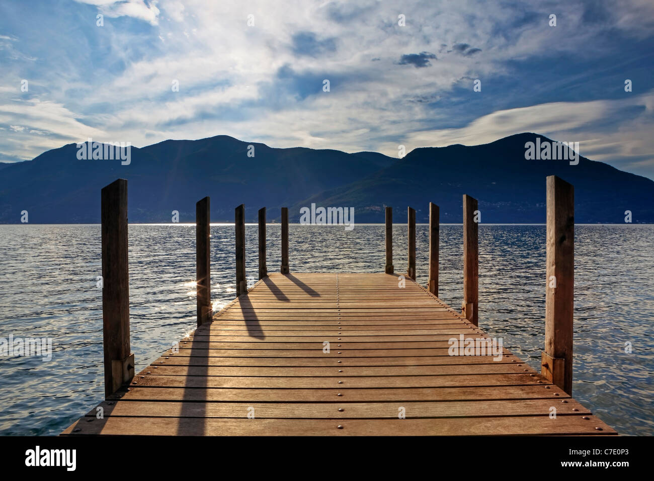 eine Brücke am Lago Maggiore am Morgen Stockfoto