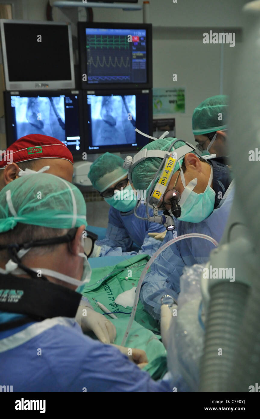Medizinisches Personal während einer Operation in einem Operationssaal. Fotografiert in Israel, Haifa, Rambam Medical Center Stockfoto