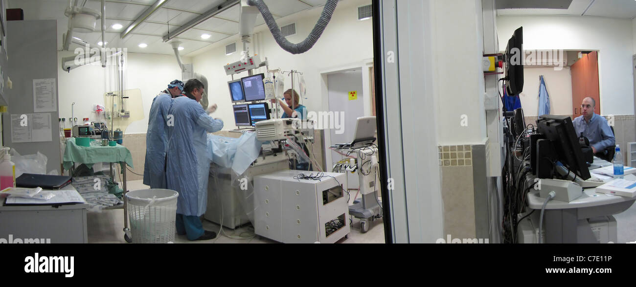 Medizinisches Personal während einer Operation in einem Operationssaal. Fotografiert in Israel, Haifa, Rambam Medical Center Stockfoto