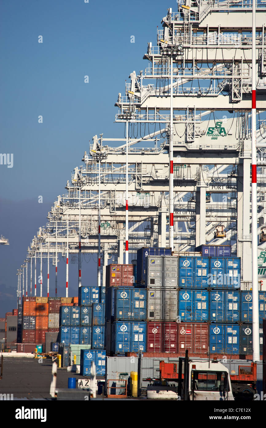 Versand-Krane in einer Reihe mit Container im Hafen von Oakland Stockfoto