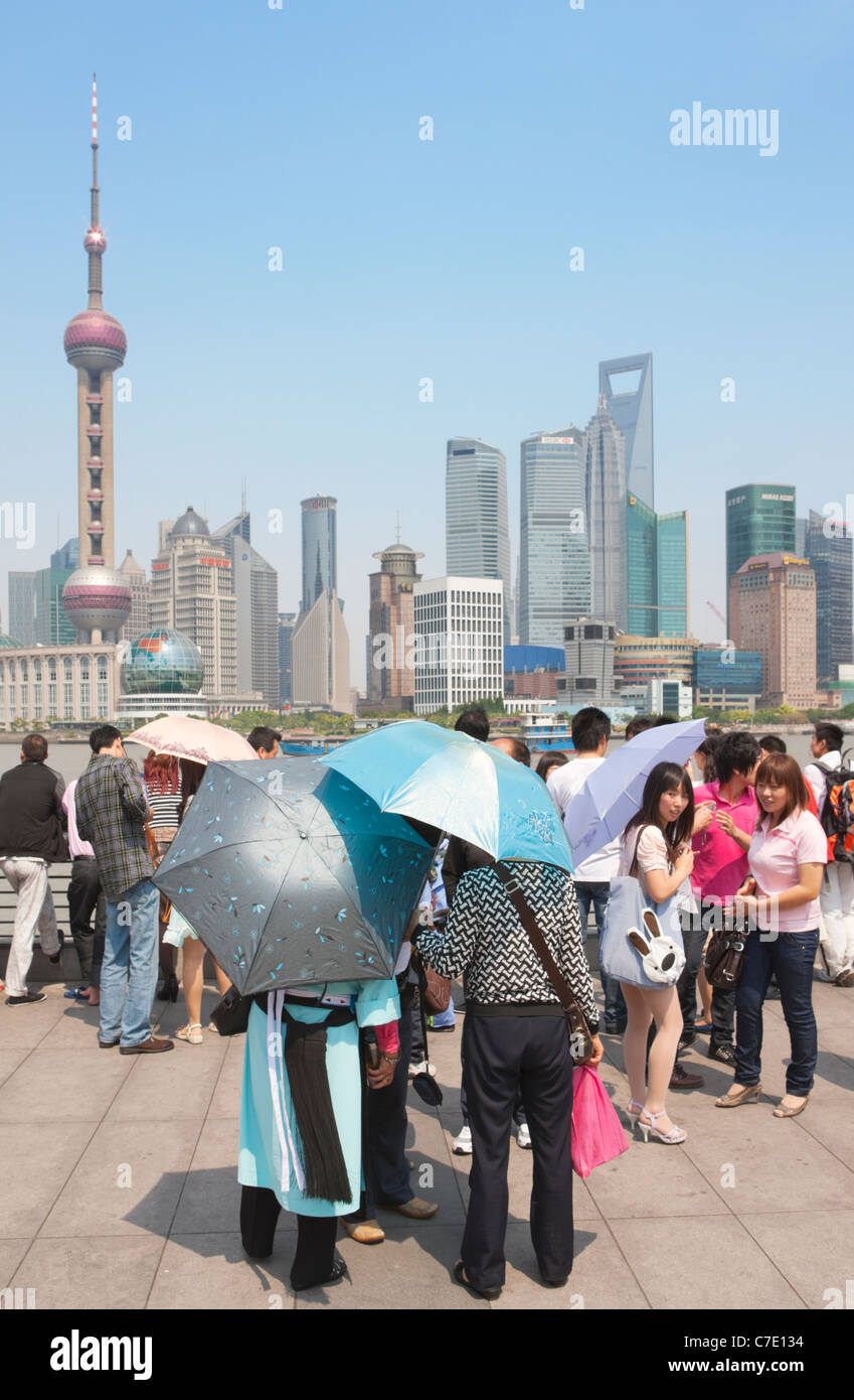 Schaulustige am Bund Blick auf Pudong, Pudong, Shanghai, China Stockfoto