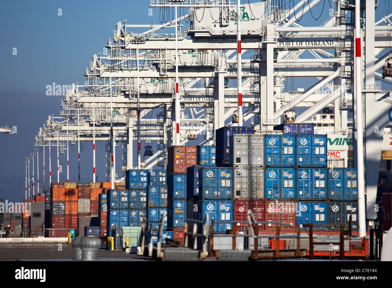 Viele Container und Kräne, die entlang des Terminals im Hafen von Oakland Stockfoto