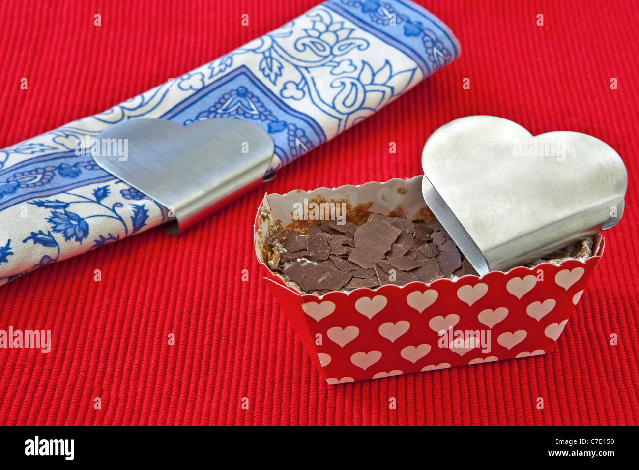 Schokoladentorte mit Herz Dekoration, geeignet für den Valentinstag oder ein Jubiläum. Stockfoto
