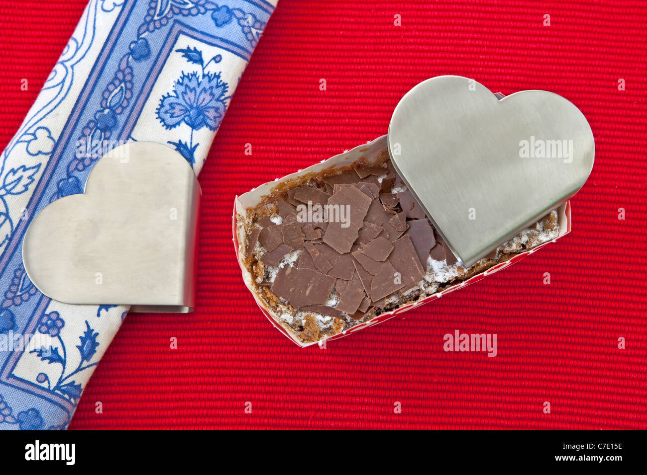 Schokoladentorte mit Herz Dekoration, geeignet für den Valentinstag oder ein Jubiläum. Stockfoto