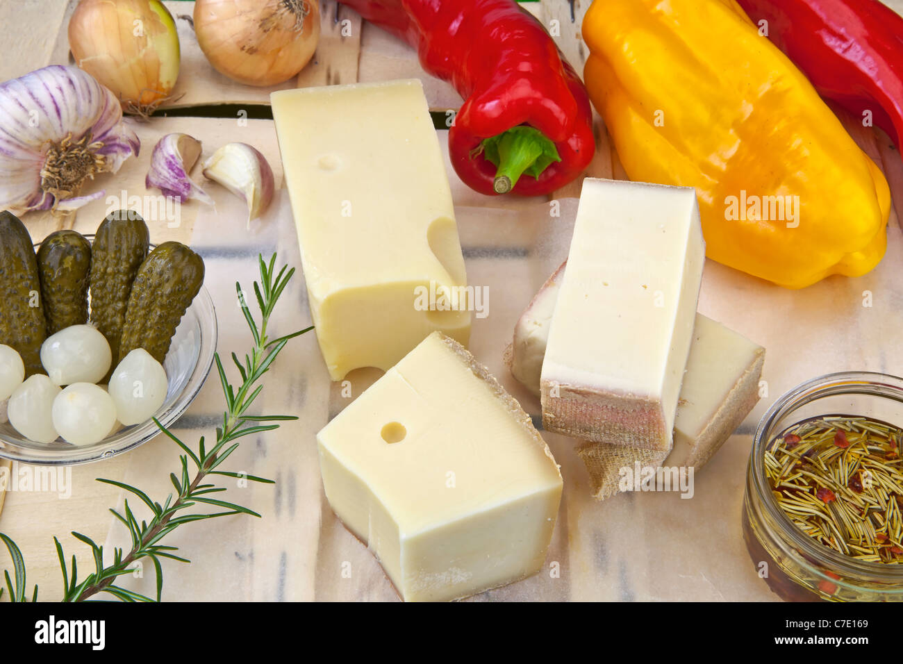 verschiedene Schweizer Käse mit Gemüse - Zutaten für Tunke Schweizer Käse Stockfoto