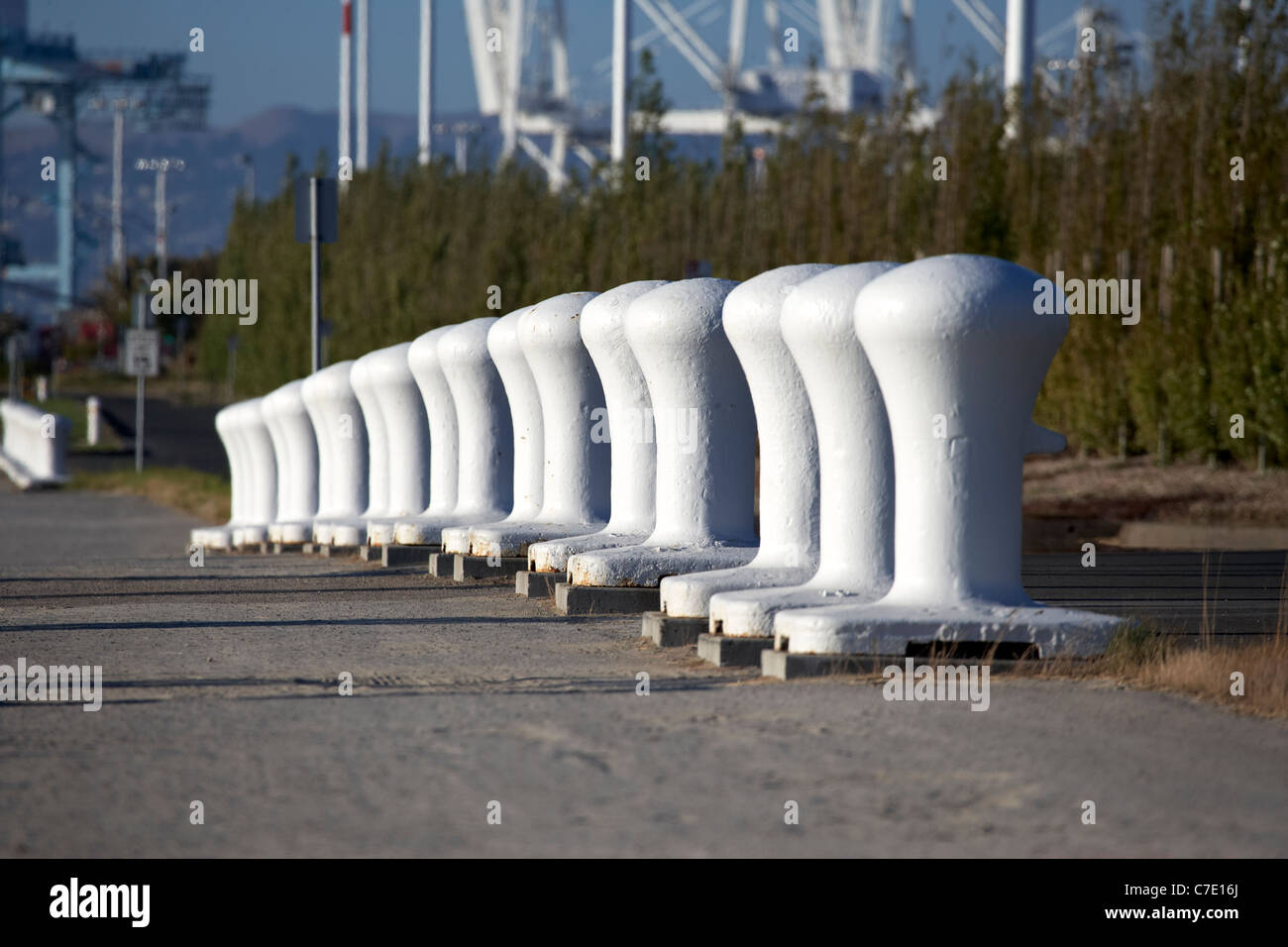 Eine Linie von Pollern angrenzend zum Hafen von Oakland in einem maritimen park Stockfoto