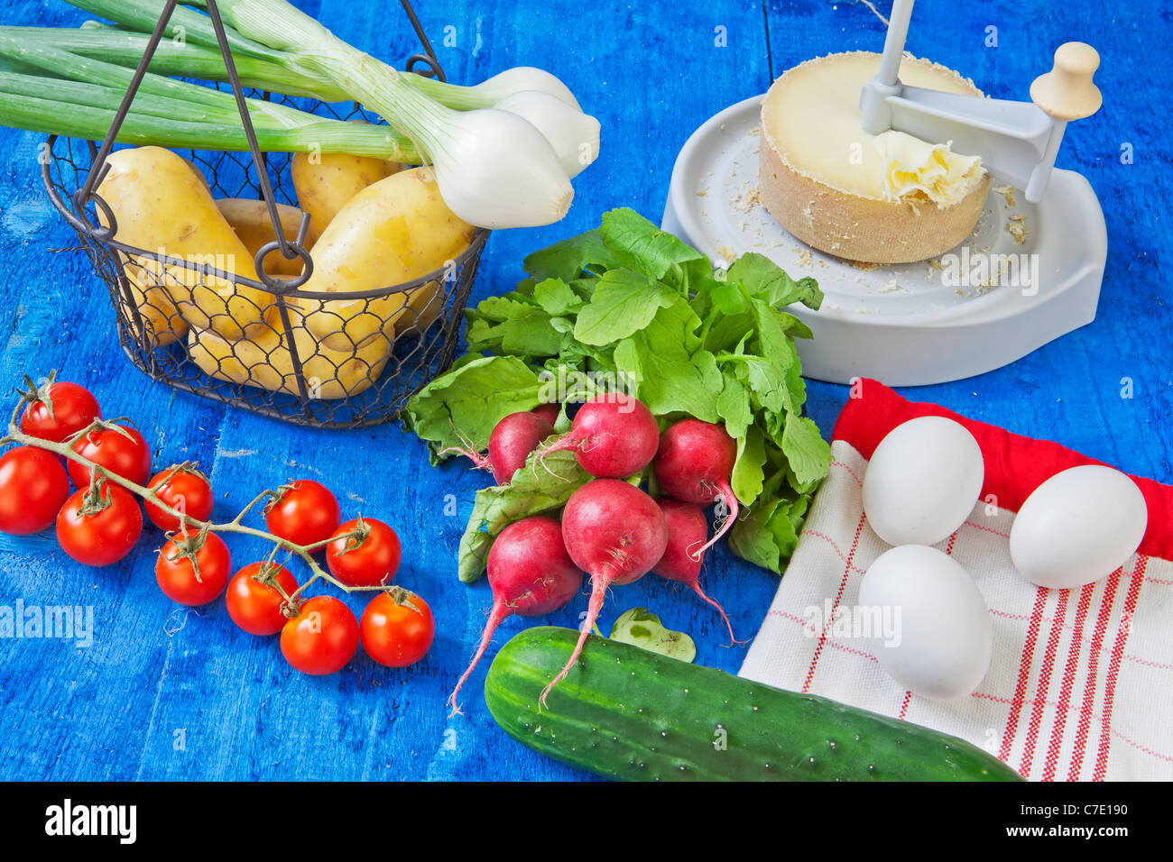 Tomaten, Kartoffeln, Zwiebeln und anderes Gemüse mit Tête de Moine Stockfoto