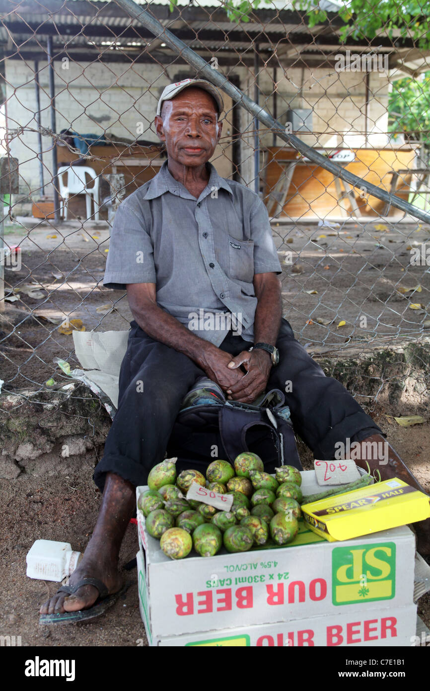 Mann verkaufen Betelnüsse. Buka, Bougainville, Papua New Guinea Stockfoto