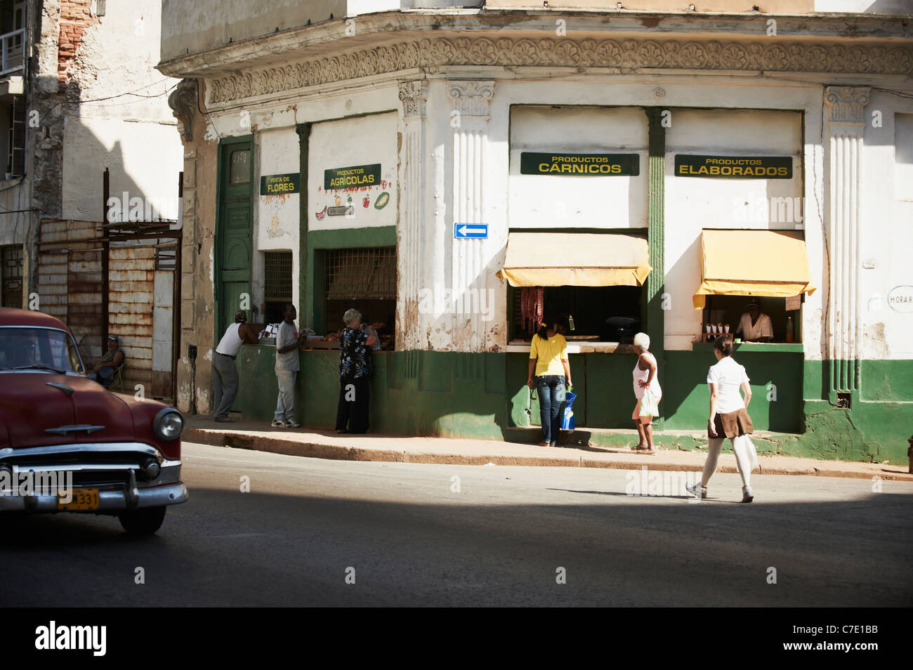 Street Scene Havanna Kuba rotes Auto Stockfoto