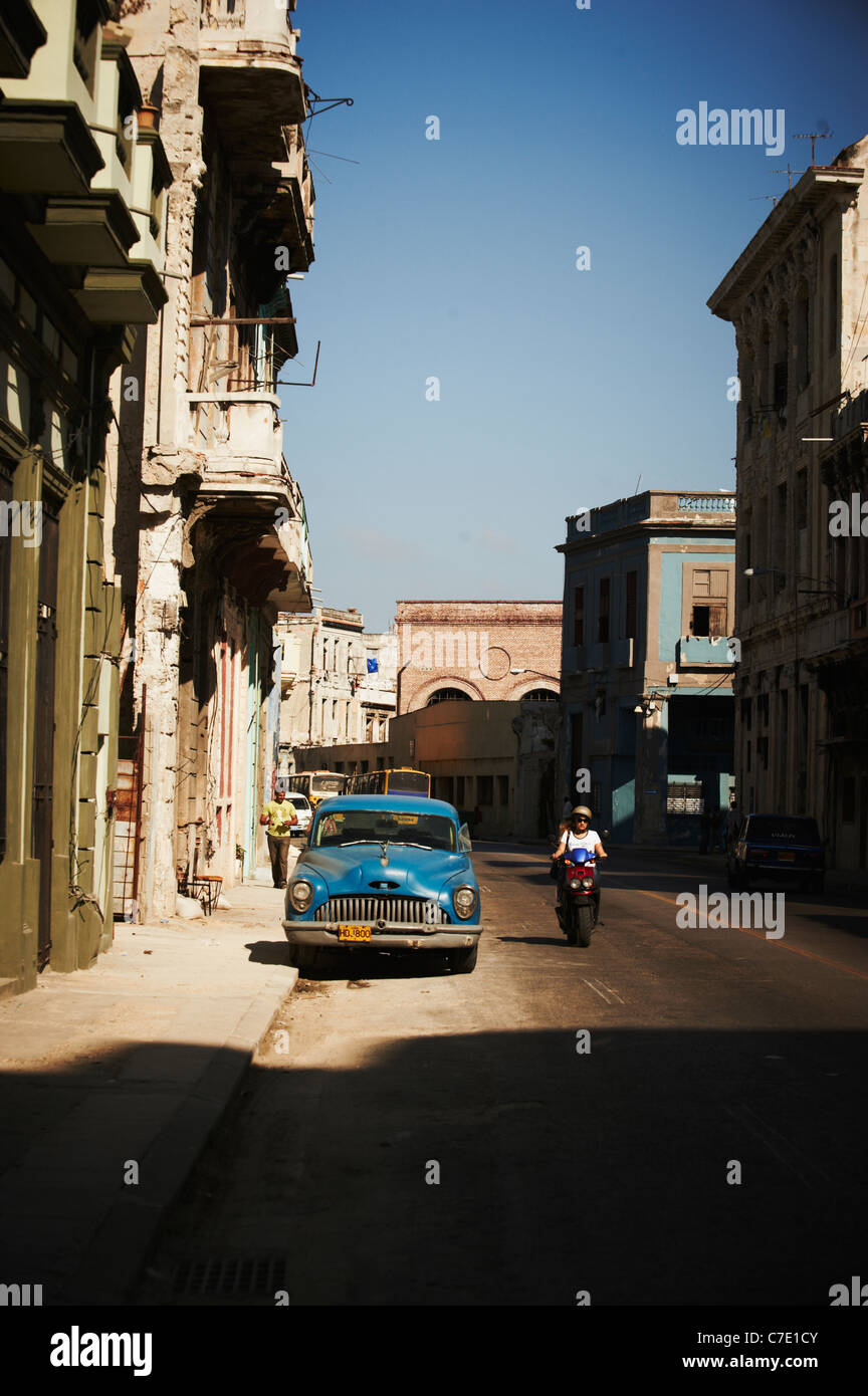 Street Scene Havanna Kuba blaues Auto und Moped Stockfoto