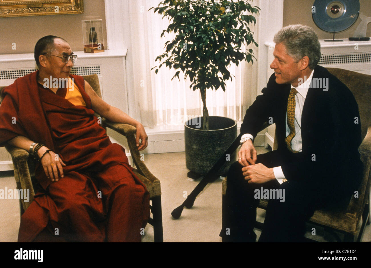 US-Präsident Bill Clinton mit tibetischen spirituellen Führer der Dalai Lama im Weißen Haus 24. April 1997 In Washington, DC. Stockfoto