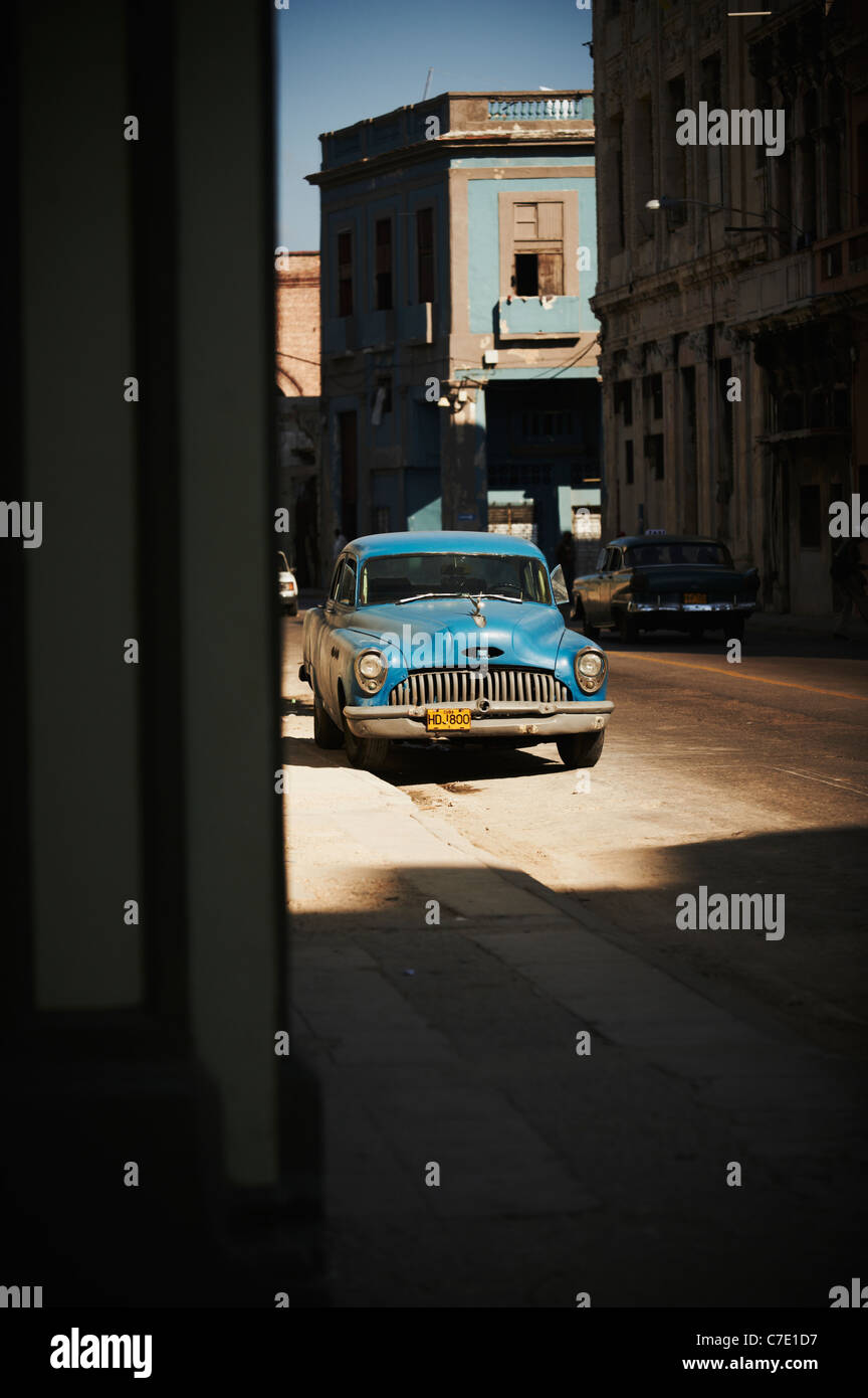 Street Scene Havanna Kuba blue geparkten Auto Stockfoto