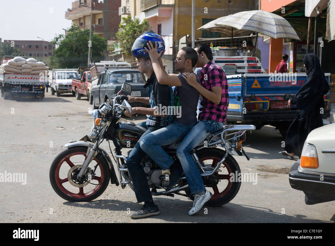 Drei Freunde auf dem gleichen Motorrad - wichtig, dass zumindest der Fahrer trägt einen Helm, Kairo, Ägypten Stockfoto