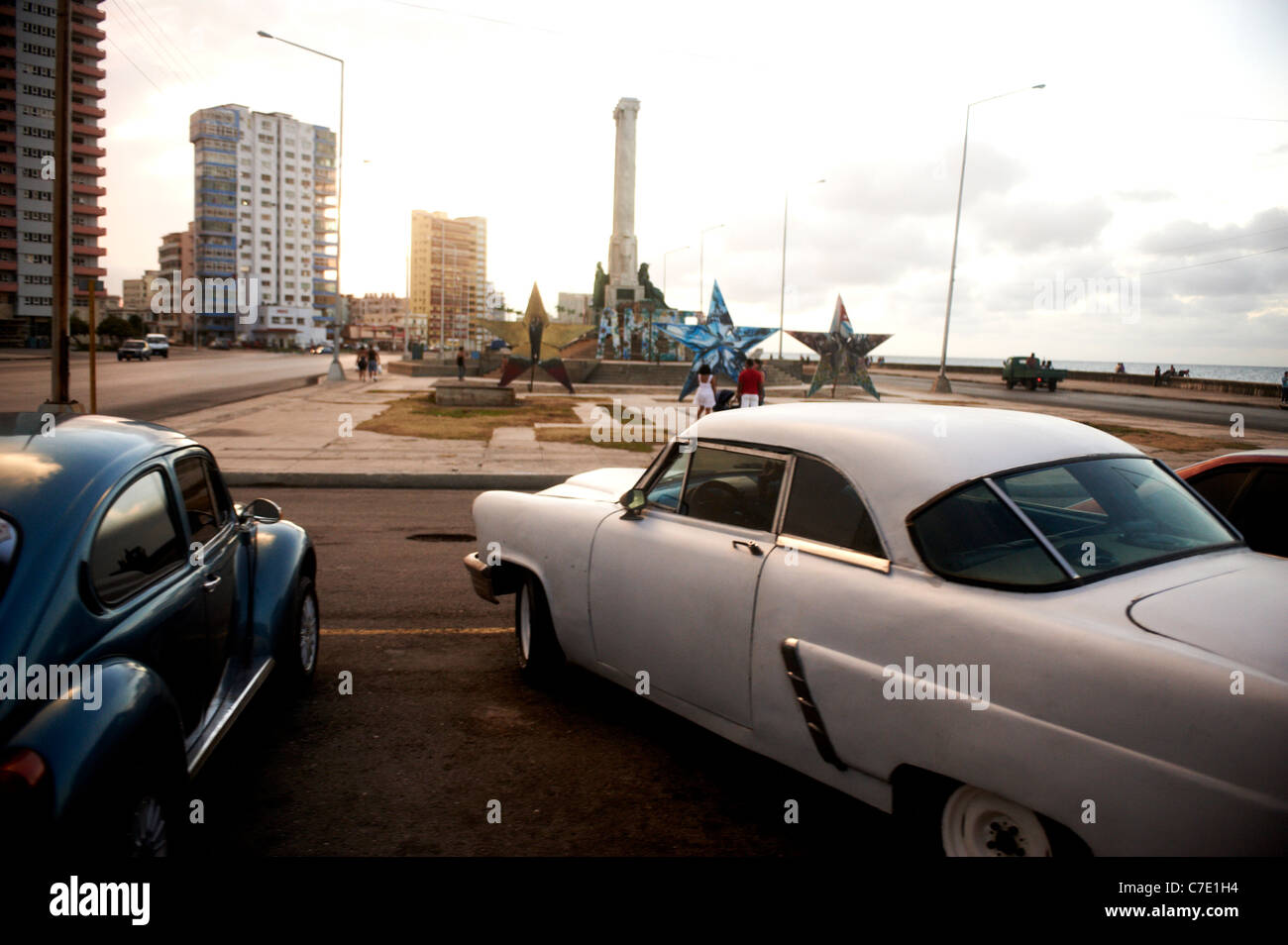Alte Autos an der Malecón Havanna (Habana) Kuba, ist eine breite Esplanade, Fahrbahn und Deich die erstreckt sich über 8 km entlang der Stockfoto