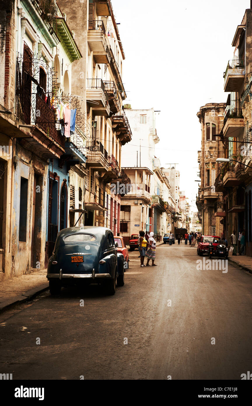 Straßenszene mit rustikalen Gebäude und Oldtimer Stockfoto