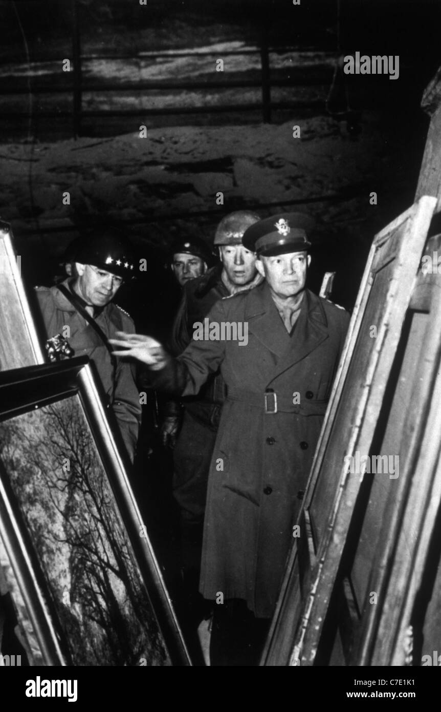 General Dwight D. Eisenhower inspiziert Gemälde von Nazi-Soldaten genommen und versteckt in einem Salzbergwerk Bergwerk in Merkers Stockfoto