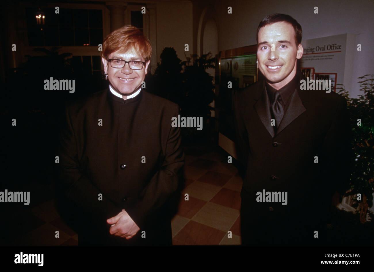 Elton John und David Furnish kommen für das Zustand-Abendessen für britische Premierminister Tony Blair im Weißen Haus Stockfoto