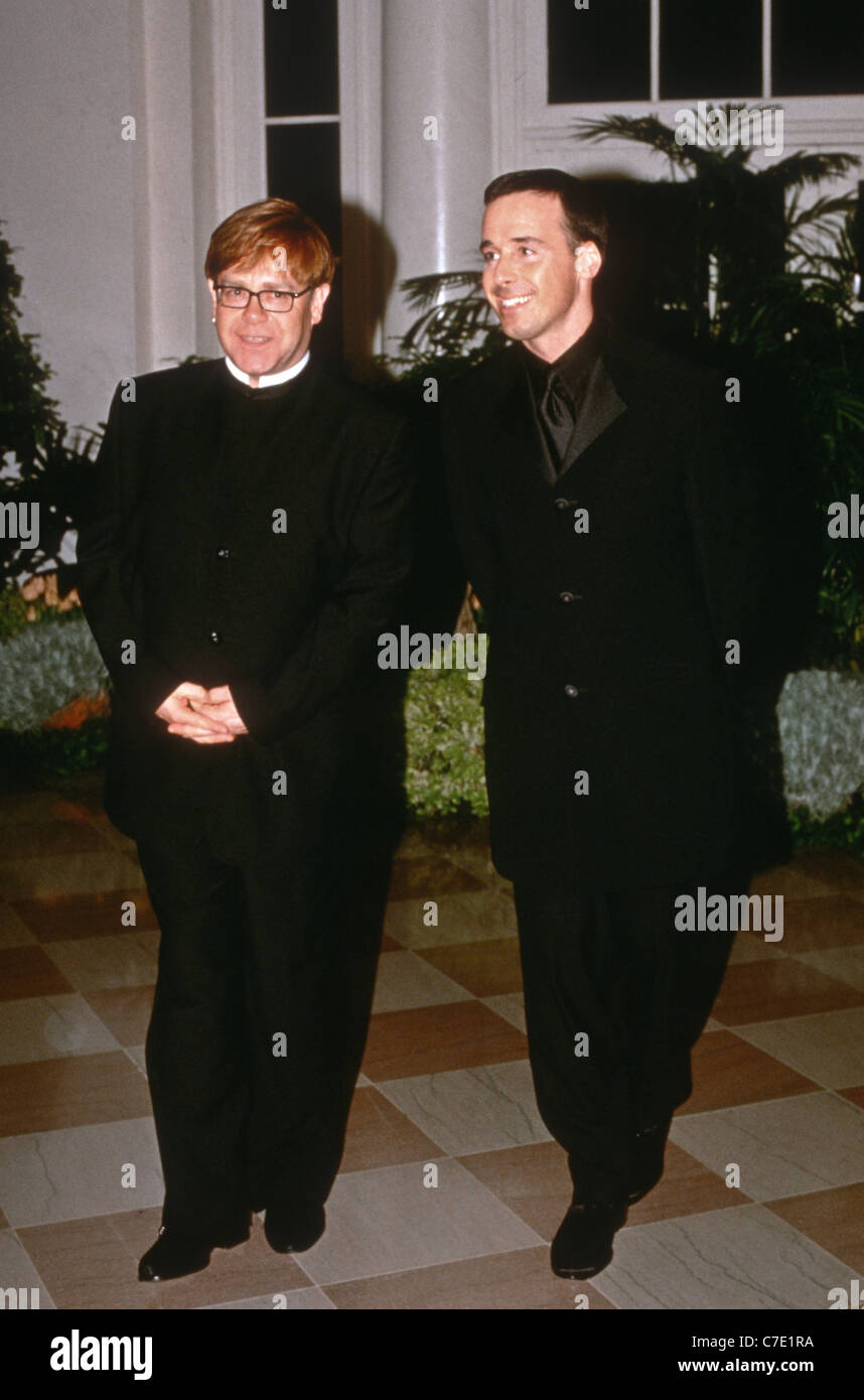 Elton John und David Furnish kommen für das Zustand-Abendessen für britische Premierminister Tony Blair im Weißen Haus Stockfoto