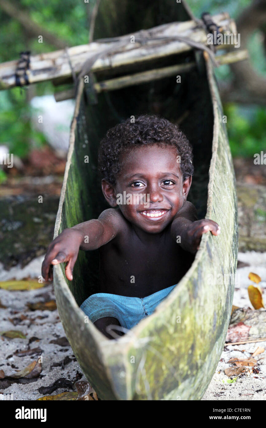Junge sitzt in einem Einbaum, Bougainville Insel, Papua New Guinea Stockfoto