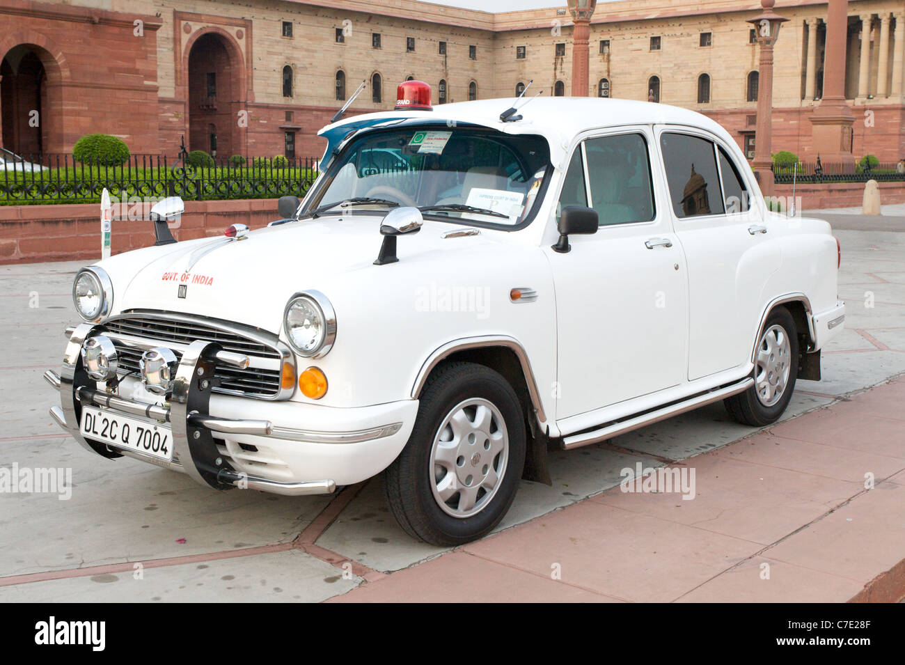 Eine ikonische Hindustan Ambassador Auto außerhalb der indischen Regierung Gebäude in Neu-Delhi, Indien Stockfoto