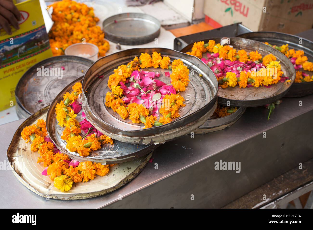 Hindu-Angebote außerhalb eines Tempels in Delhi, Indien Stockfoto